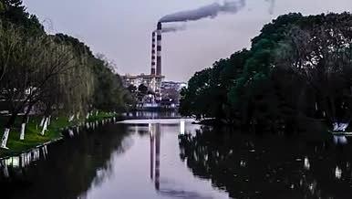 8K实拍化工厂大烟囱水中倒影废气排放延时视频的预览图